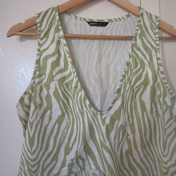 Zebra V Neck Crop - Picture 3 of 3